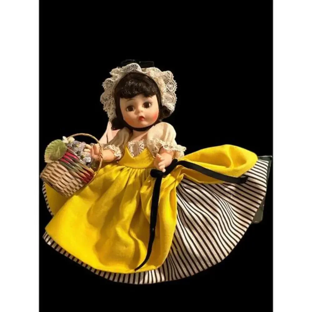 Doll French doll from the International  Madame Alexander  in amazing condition.